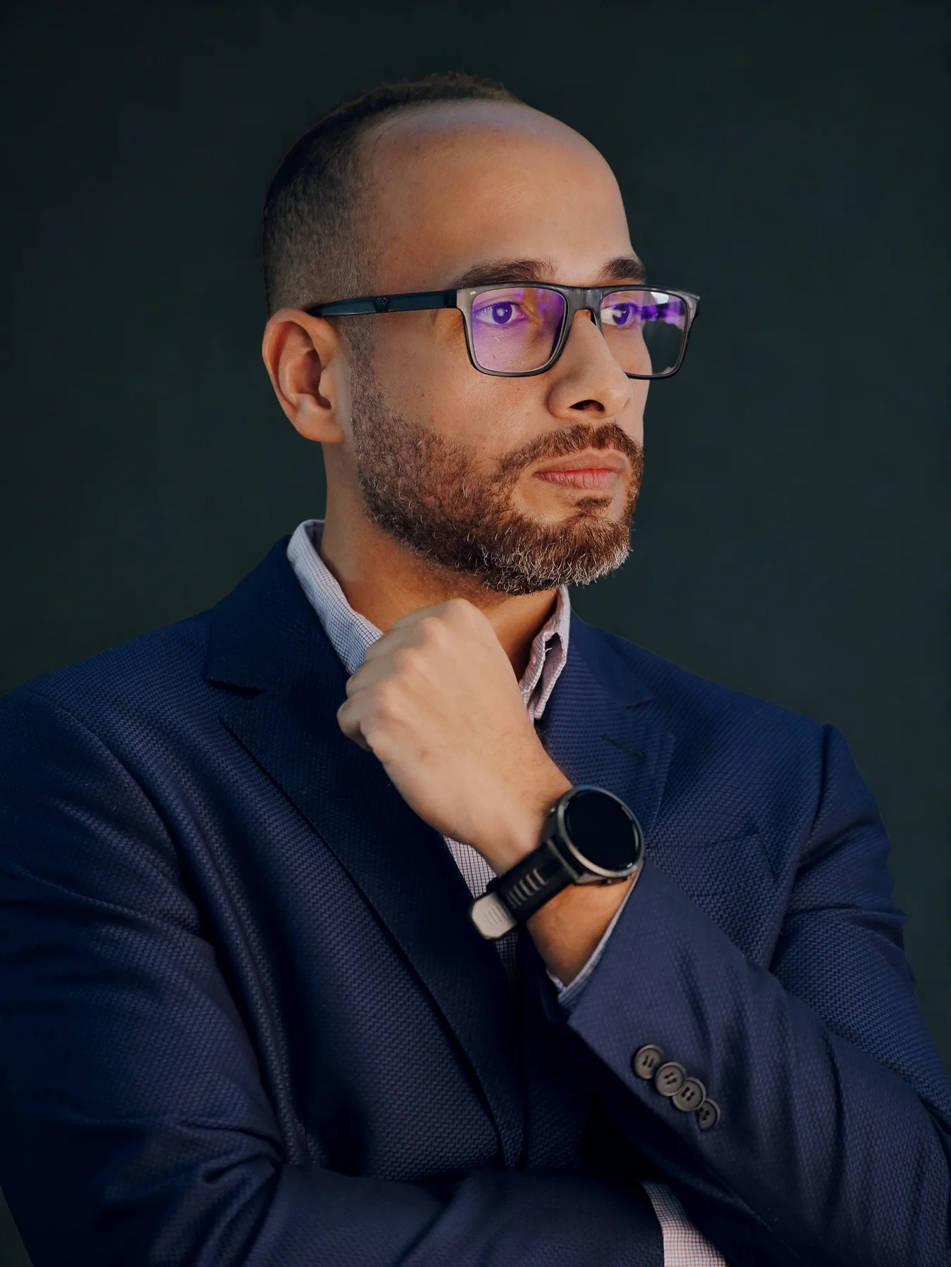 Retrato de Danilo Neves em ambiente profissional
